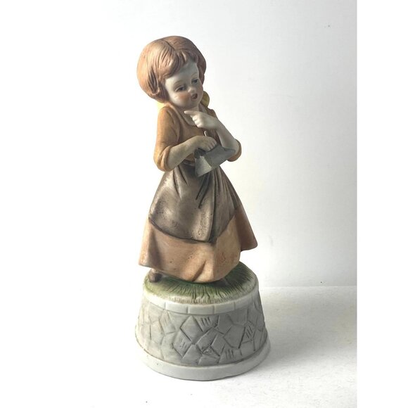 Vintage Musical Porcelain Figurine Of Girl Holding Book Made In Taiwan 7" Tall - Picture 4 of 6